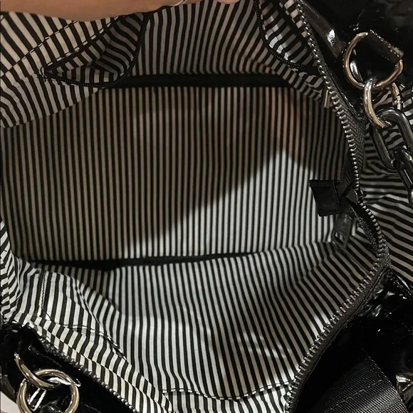 Ah-dorned | Classic Black Metallic Tote Bag w/ Crossbody Strap & Bag Charm Chain - Picture 14 of 17